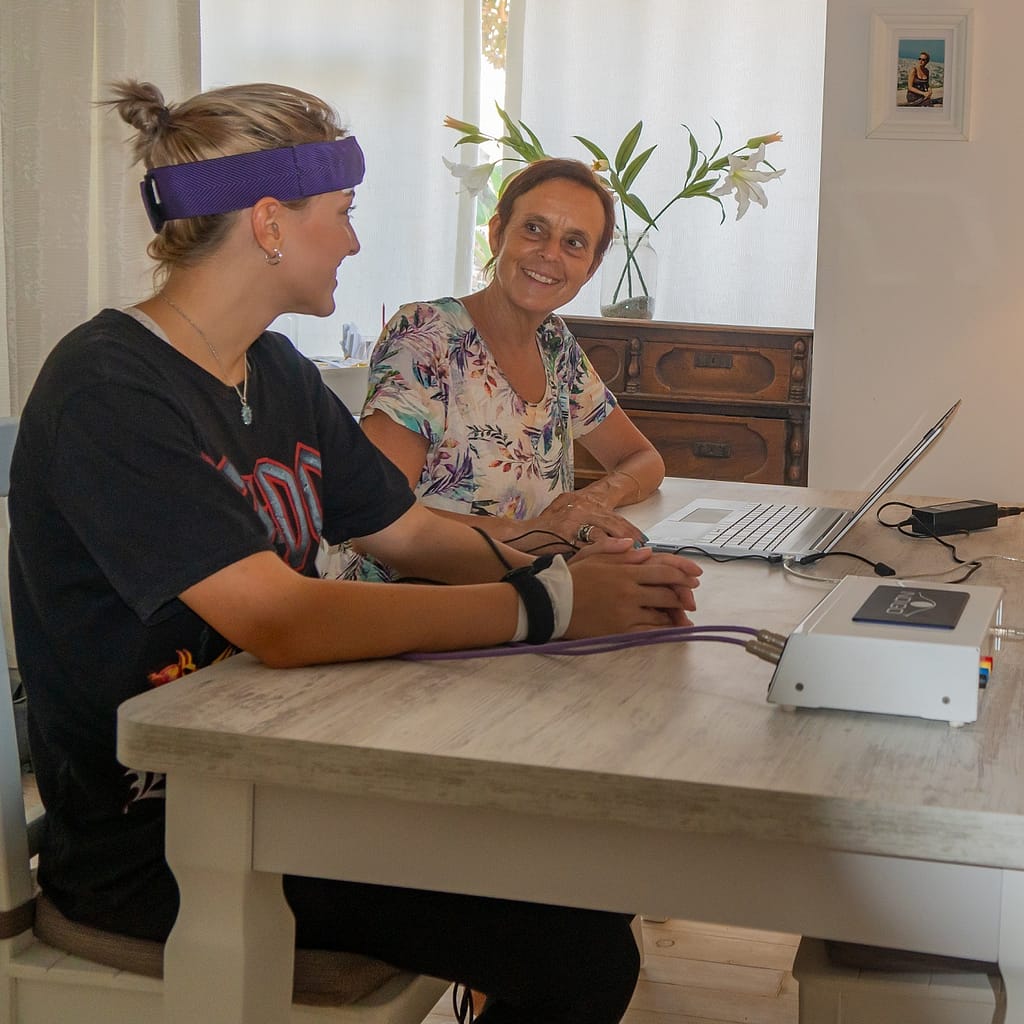 Cliënte krijgt biofeedback behandeling Cliënte krijgt biofeedbackbehandeling